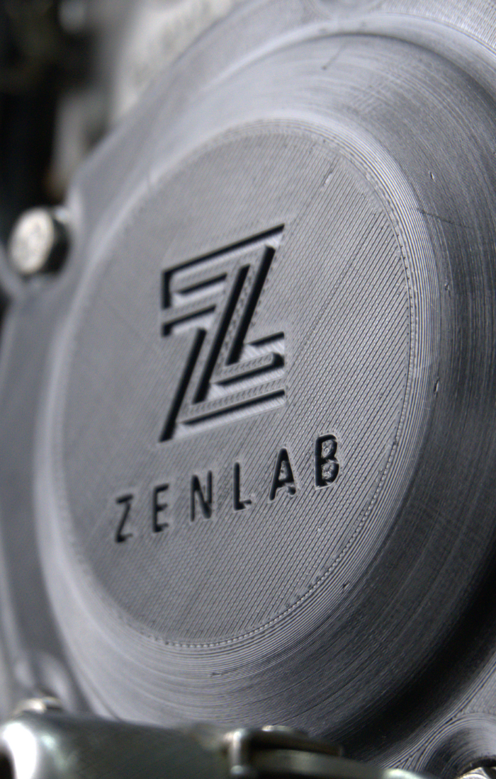 Pokrywa do motocykla krossowego, przybliżenie na logo ZENLAB, dobrze widać warstwy i detale charakterystyczne dla produkcji w technologii FFF/FDM
